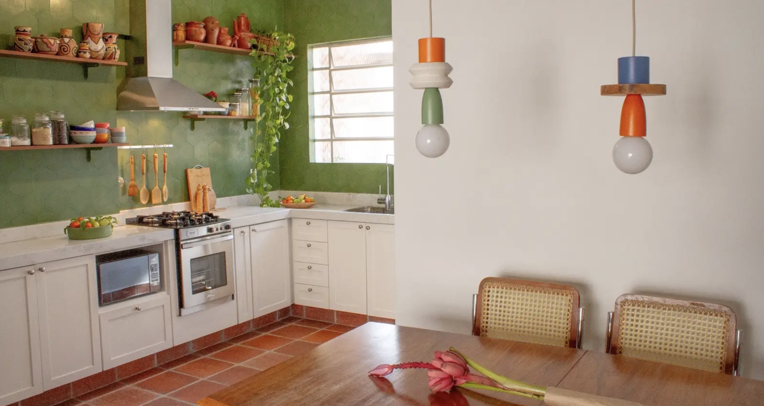 Sala de jantar pequena sendo decorada com arandelas